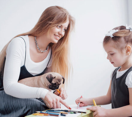 Mãe e Filha Brincando de Colorir em Mesa Interativa da Nogueira Brinquedos