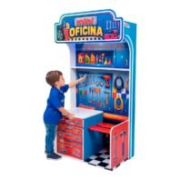 Criança brincando na Mini Oficina da linha de cenografias Lumini